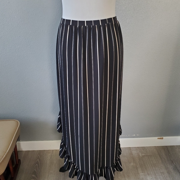 Express black and white high-low skirt (NWT) - Picture 3 of 6